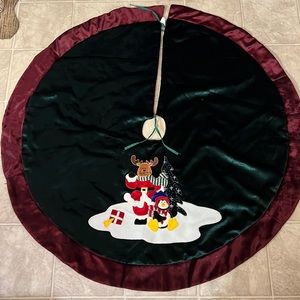 Burgundy and hunter green tree skirt